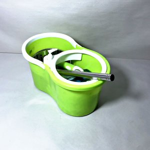 Balde Escurridor Plástico Verde y Blanco con Mopa y Mango Metálico - imagen 1