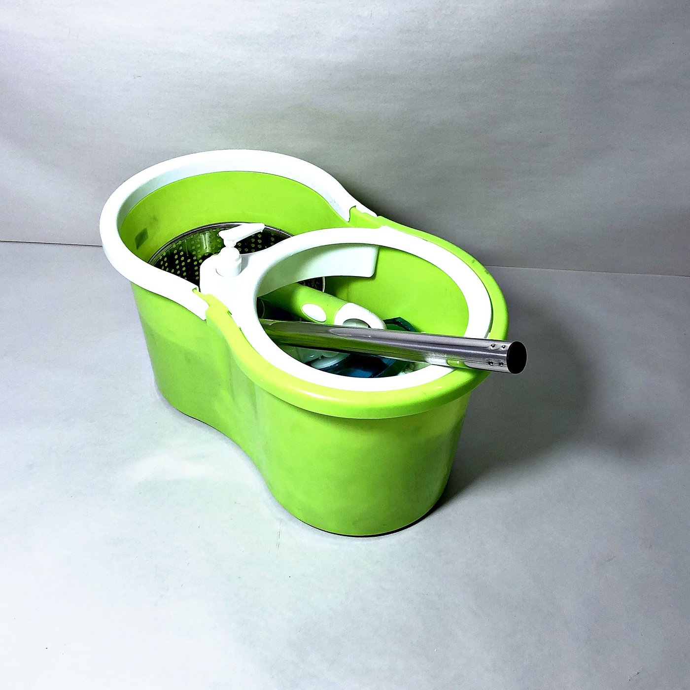 Balde Escurridor Plástico Verde y Blanco con Mopa y Mango Metálico