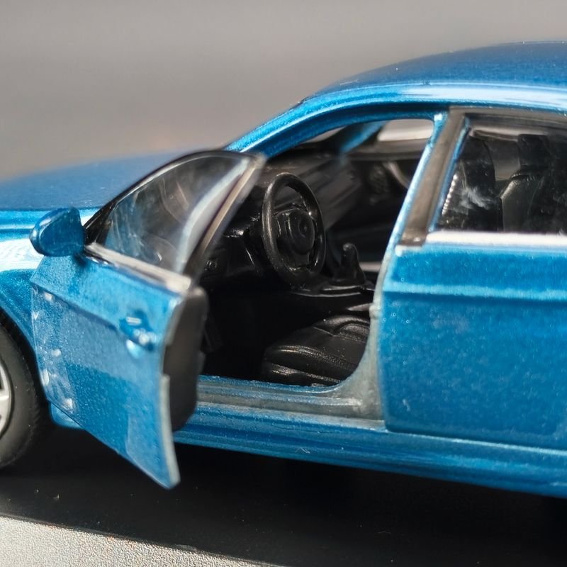 Modelo en escala 1/43 de BMW 330i, edición especial - imagen 7
