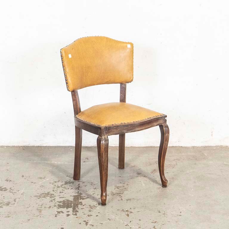 Lote anterior: Silla francesa con tapizado en cuerina y detalles en el lustre
