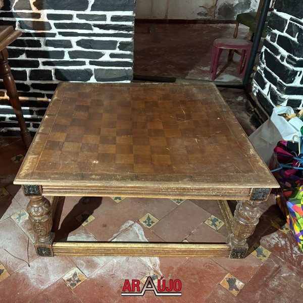 Mesa Ratona Antigua de Madera con Talla Decorativa - imagen 1