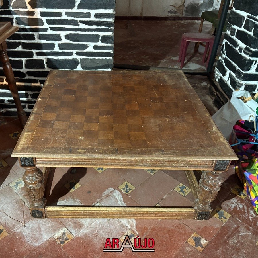Mesa Ratona Antigua de Madera con Talla Decorativa