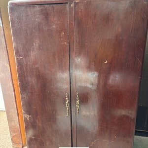 Lote anterior: Ropero Antiguo de Madera Oscura con Dos Puertas