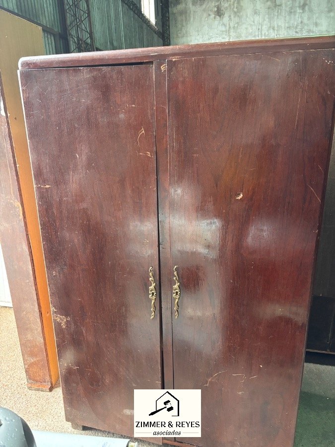Ropero Antiguo de Madera Oscura con Dos Puertas