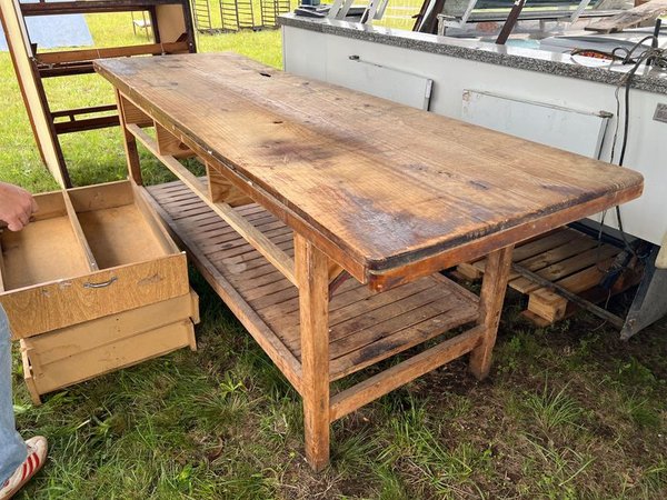 Mesa de Trabajo Robusta de Madera con Cajones y Estantes - imagen 1