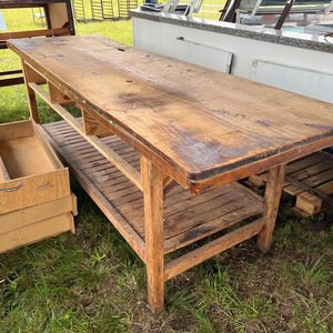 Mesa de Trabajo Robusta de Madera con Cajones y Estantes - imagen 1
