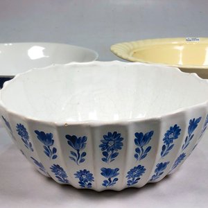 Tres Centros de Porcelana con Diseños Florales Azules y Uno Amarillo - imagen 3