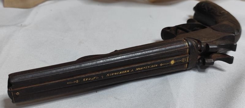 Pieza de Oro Grabada con Diseño para Broqua & Scholberg de Montevideo