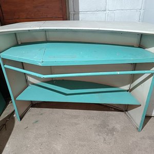 Lote anterior: Mostrador de Chapa con Tapa de Madera y Estantes Internos