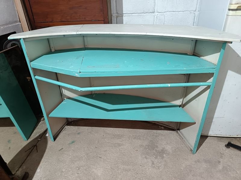 Mostrador de Chapa con Tapa de Madera y Estantes Internos