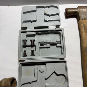 Lote de Herramientas Varias: Gato Mecánico, Tijera de Podar, Martillos, Llaves y Dados - imagen 8