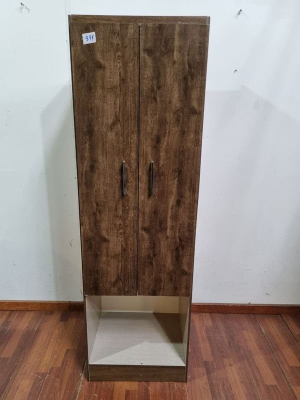 Estantería Oscura con Puertas y Estantes Interiores
