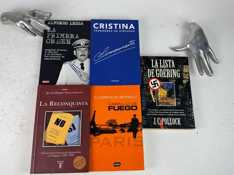 Colección de libros sobre política, historia y thriller político
