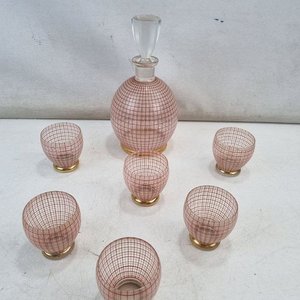 Lote siguiente: Elegante Juego de Licorera y 6 Copas de Cristal con Diseño de Red Roja y Bases Doradas