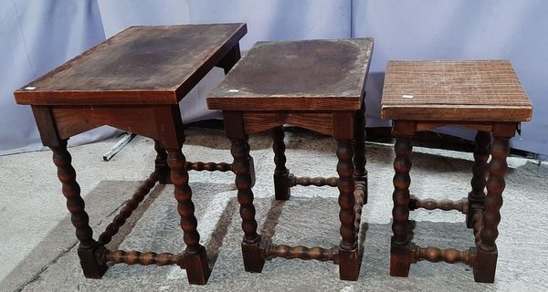 Juego de 3 mesas nido de madera con patas torneadas