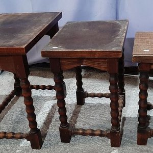 Juego de 3 mesas nido de madera con patas torneadas - imagen 1