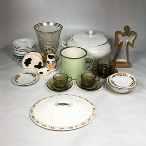 Lote siguiente: Lote de Vajilla y Artículos de Cocina: Fuente de Porcelana, Hielera, Tazas y Más