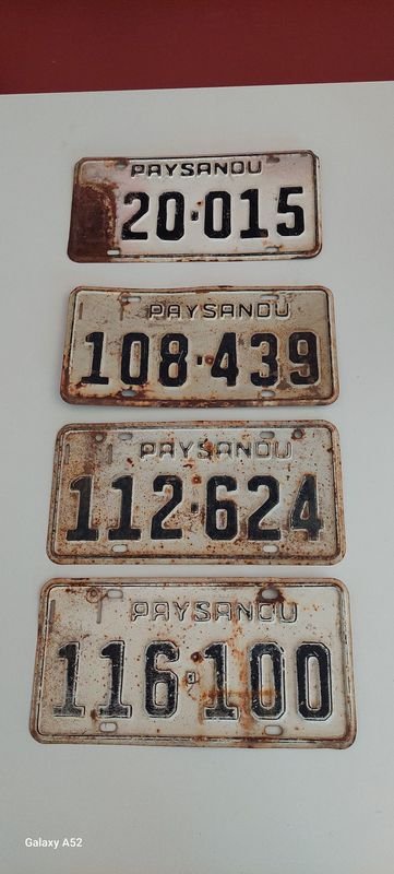 Placas de matrícula viejas con números y texto - imagen 1