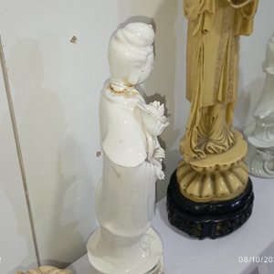 Lote de Adornos Orientales y Variados: Figuras, Elefantes, Floreros y Vasijas en Hueso, Piedra y Loza - imagen 6