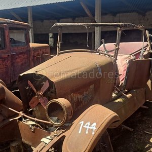 Lote siguiente: Automóvil Antiguo Rústico para Restaurar