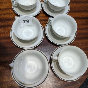 Lote siguiente: Juego de 6 Tazas de Té con Platillos de Porcelana Blanca con Guarda Plateada