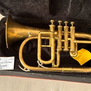 Lote siguiente: Fliscorno de 4 pistones SAI Musicals India con estuche