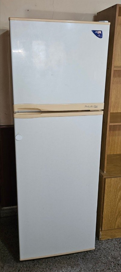 Heladera James Blanca con Freezer - Motor Prende, No Enfría