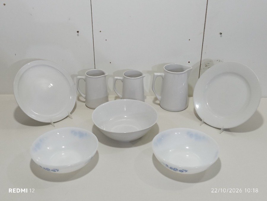 Set de 8 Piezas de Cerámica y Vidrio Blanco: Jarras, Platos y Bowls Decorados