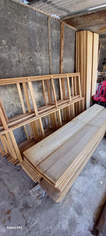 Lote siguiente: Estantería en madera con escalera y tablones