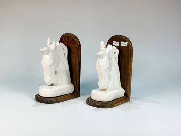Par de Apoya Libros de Madera y Cerámica con Cabezas de Caballo Craqueladas