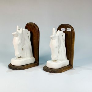 Par de Apoya Libros de Madera y Cerámica con Cabezas de Caballo Craqueladas - imagen 1