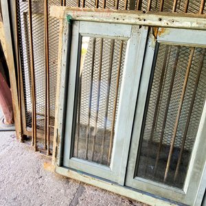 Ventana Antigua de Madera y Vidrio Gris con Rejas Metálicas - imagen 3