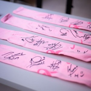 Par de Medias Rosas Firmadas por Nahitan Nández, Giménez, Bentancur y Torreira - imagen 1