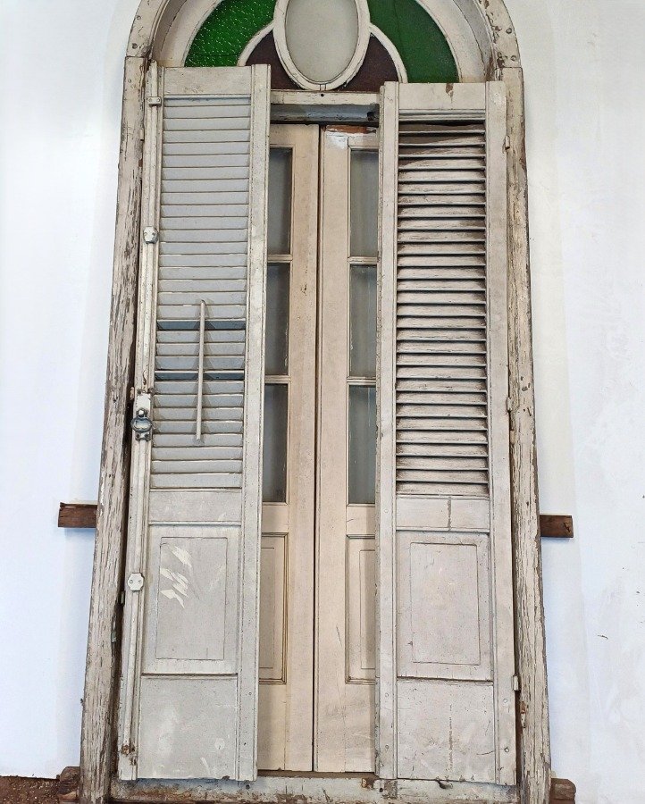 Puerta de madera con ventanas y marco - imagen 10