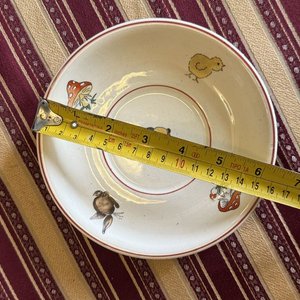 Lote de Artículos de Porcelana: Jarra, Taza, Florero, Candelero y Platos - imagen 6