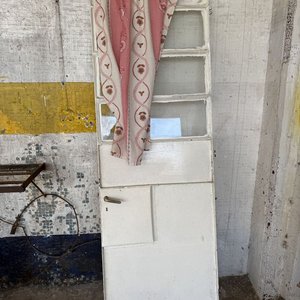 Puerta Antigua de Metal con Vidrios y Cortina - imagen 6