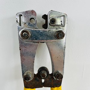 Pinza Ponchadora Profesional con Mangos Amarillos y Negros - imagen 2