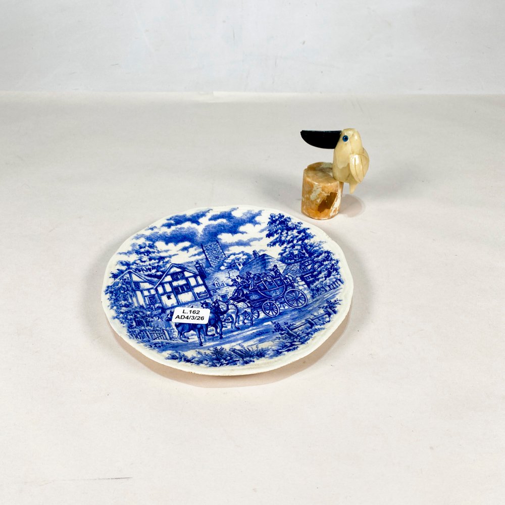 Lote siguiente: Platos decorativos y adornos en piedra con aves