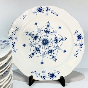 Diecinueve Platos de Losa Blancos con Flores Azules - Dos con Detalles - imagen 3