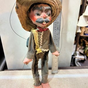 Lote anterior: Marioneta Antigua de Campesino con Sombrero de Fibra y Vestimenta de Tela