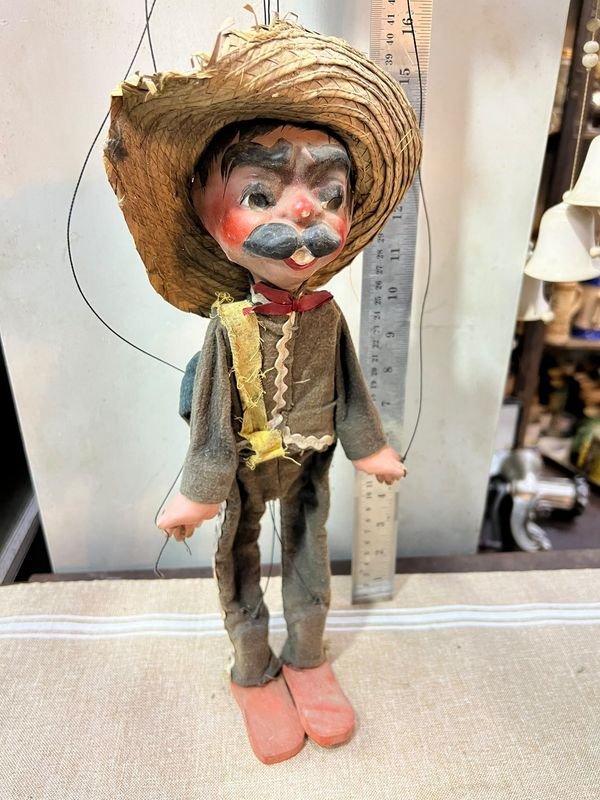 Marioneta Antigua de Campesino con Sombrero de Fibra y Vestimenta de Tela