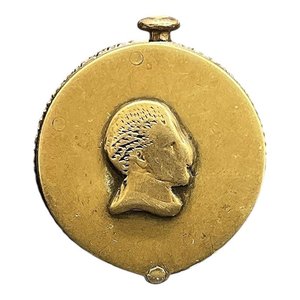 Encendedor Antiguo Artesanal de Bronce con Perfil de Artigas y Escudo Nacional - imagen 1