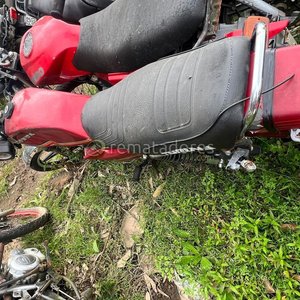 Motocicleta Honda Roja con Detalles - imagen 2