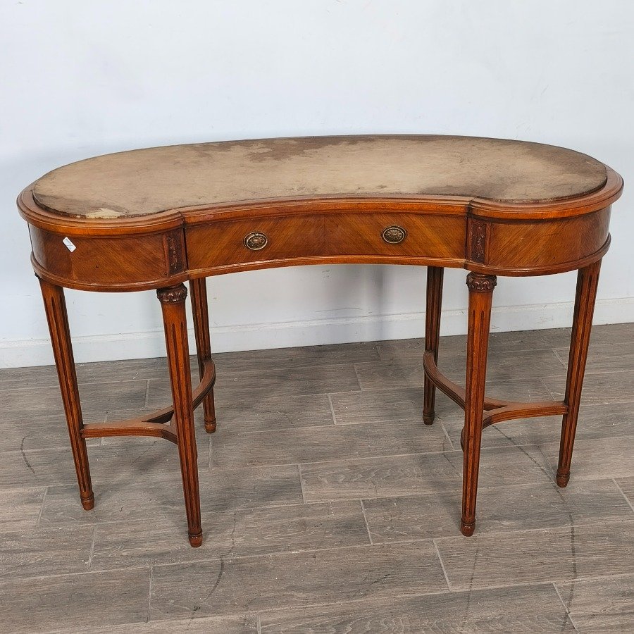 Lote siguiente: Muebles de estilo inglés con diseños en relieve y sistema de trancado