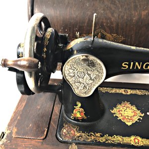 Máquina de Coser Antigua Singer con Estuche de Madera - imagen 5