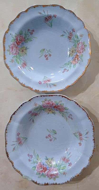 Platos Cerámicos con Diseño Floral y Bordes Dorados - imagen 1