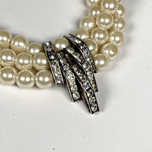 Dos Collares de Perlas de Fantasía con Broche Decorado - imagen 3