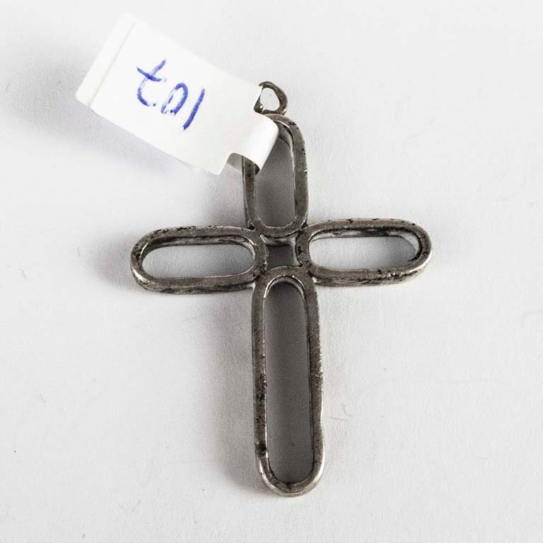 Lote siguiente: Cruz de plata - Peso: 4,3gr - Medidas: 4 x 2.5cm