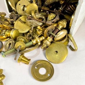 Lote de Artículos de Bronce: Medallones, Cadenas y Herrajes Varios - imagen 2