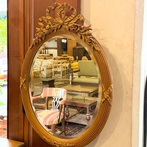 Cómoda de madera con espejo ovalado y detalles dorados - imagen 2
